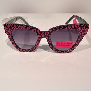 Betsey Johnson Cat Eye Leopard Sunglasses. NWT